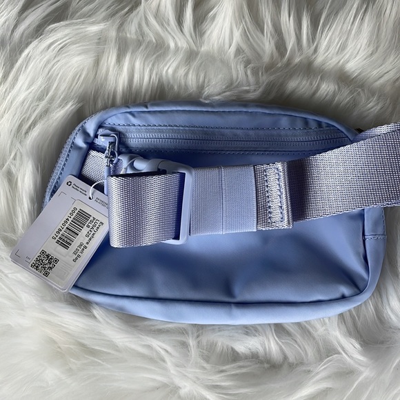 Lululemon Everywhere belt bag pastel blue NWT - Picture 3 of 9